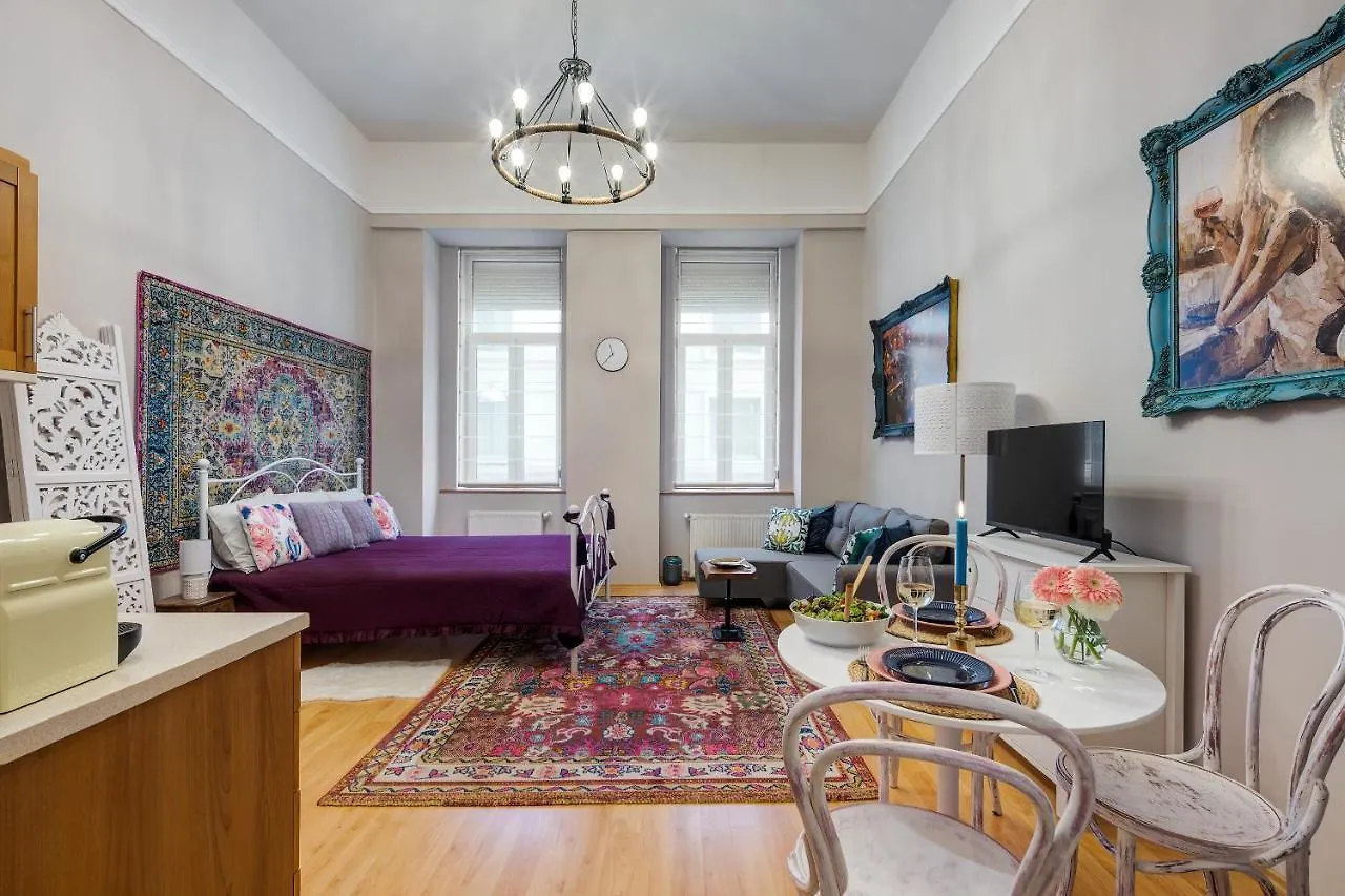 Bohemian Studio In The City Centre contacts